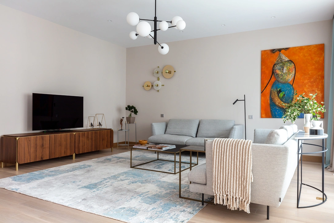 Гостиная. Диваны Lars, Bonaldo. Тумба под телевизор, Bonaldo. Бра Abby, Aromas del Campo. За диваном — консоль, Green Omir. Текстиль, Trend Deco. Вазы, Colombini Casa. Приставной столик Quadro, Sovet. | Источник: Антон Петраков