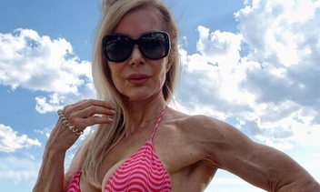 Просто секс: 64-летняя бабушка вышла на пляж в крохотном бикини и покорила всех своей фигурой