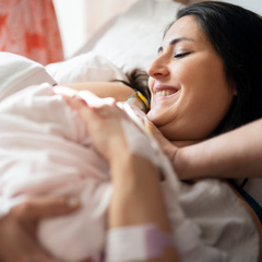 «Золотой час»: почему так важно приложить младенца к груди сразу после родов