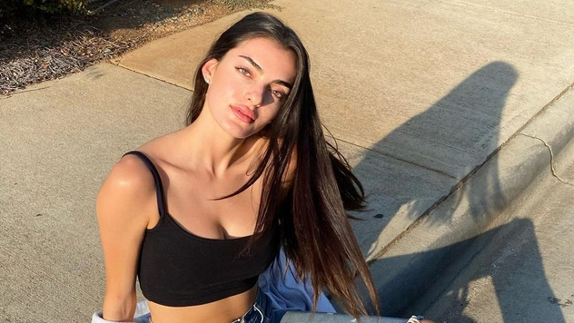 Гонщица из Ливана Тони Брейдингер решила стать моделью Victoria's Secret: фото красотки, которую теряет автоспорт