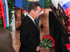 Пришли коллеги, но не было близких: Медведев, Шойгу и Зюганов проводили Жириновского в последний путь
