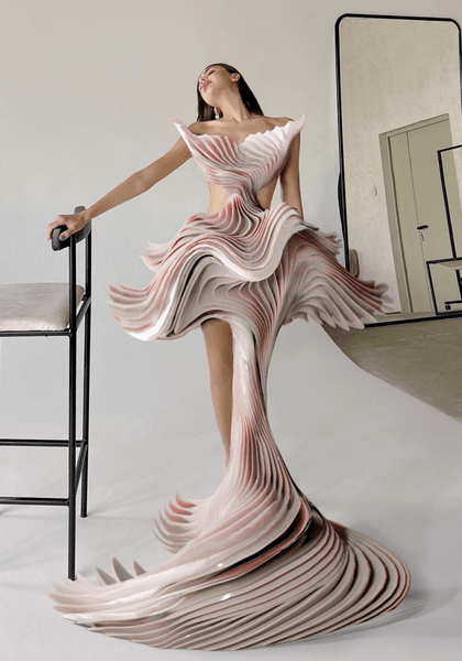 Самое необычное платье, которое ты увидишь сегодня — на новых снимках Дины Саевой 😍
