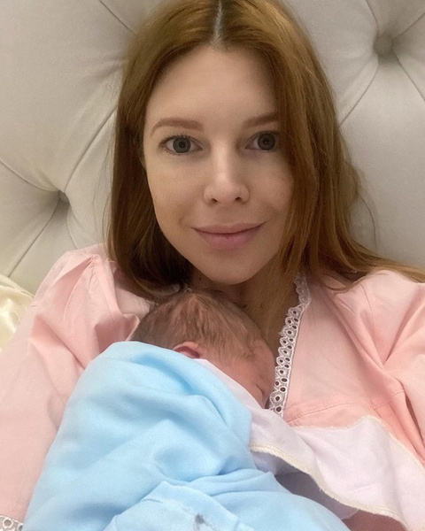 Наталья Подольская с новорожденным сыном выписывается из роддома