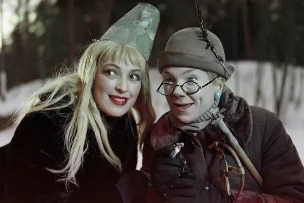 Зинаида Нарышкина (справа) в картине «Снежная сказка»
