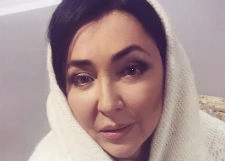 Лолита закачала жир из подбородка в губы