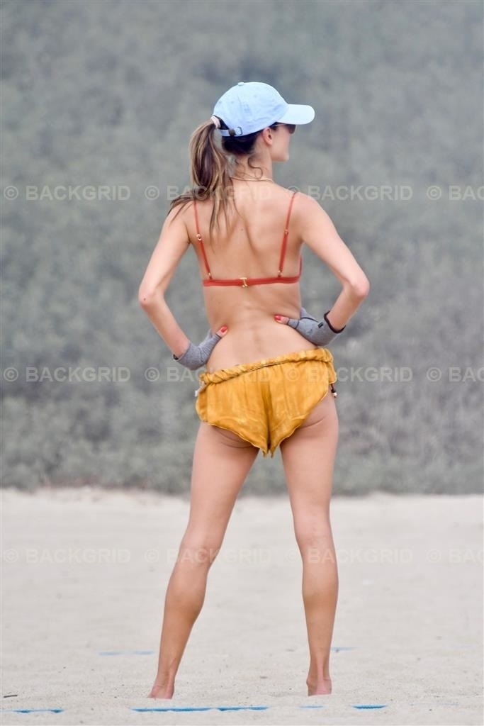 Самый эффектный спорт: Алессандра Амбросио в бикини играет в пляжный волейбол