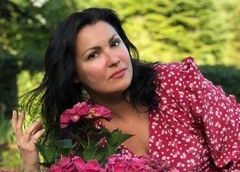 Анна Нетребко показала фигуру на пляже