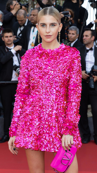 Каро Даур выбрала платье самого модного оттенка сезона