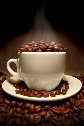Спитый натуральный кофе можно использовать в качестве косметического средства. Например, для приготовления скраба.