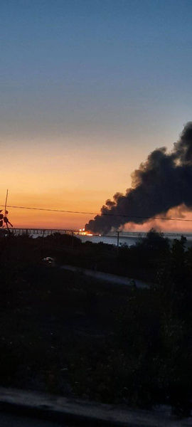 В Керчи горит Крымский мост: пламя охватило переправу, один из пролетов рухнул в воду