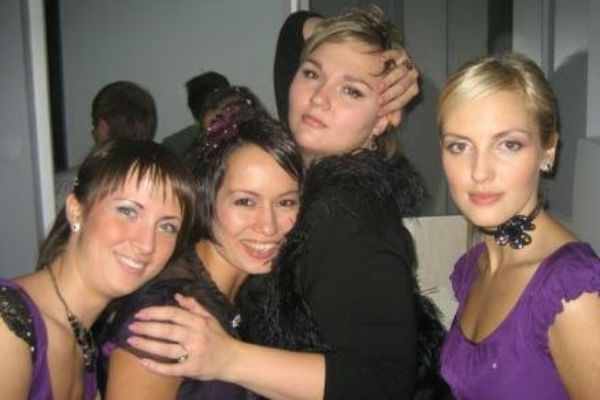 Во время учебы Надя (третья слева) много гастролировала. На фото – с подругами из команды КВН «Дежа вю»