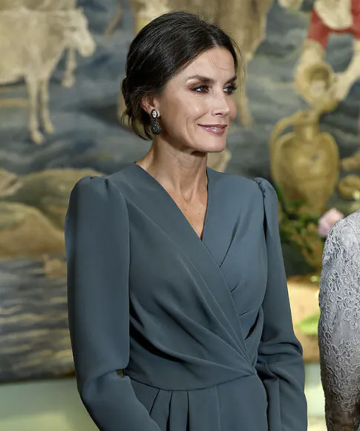Новое платье королевы, сорвавшее овации: Летиция завершает свой визит в Швецию в серо-голубом
