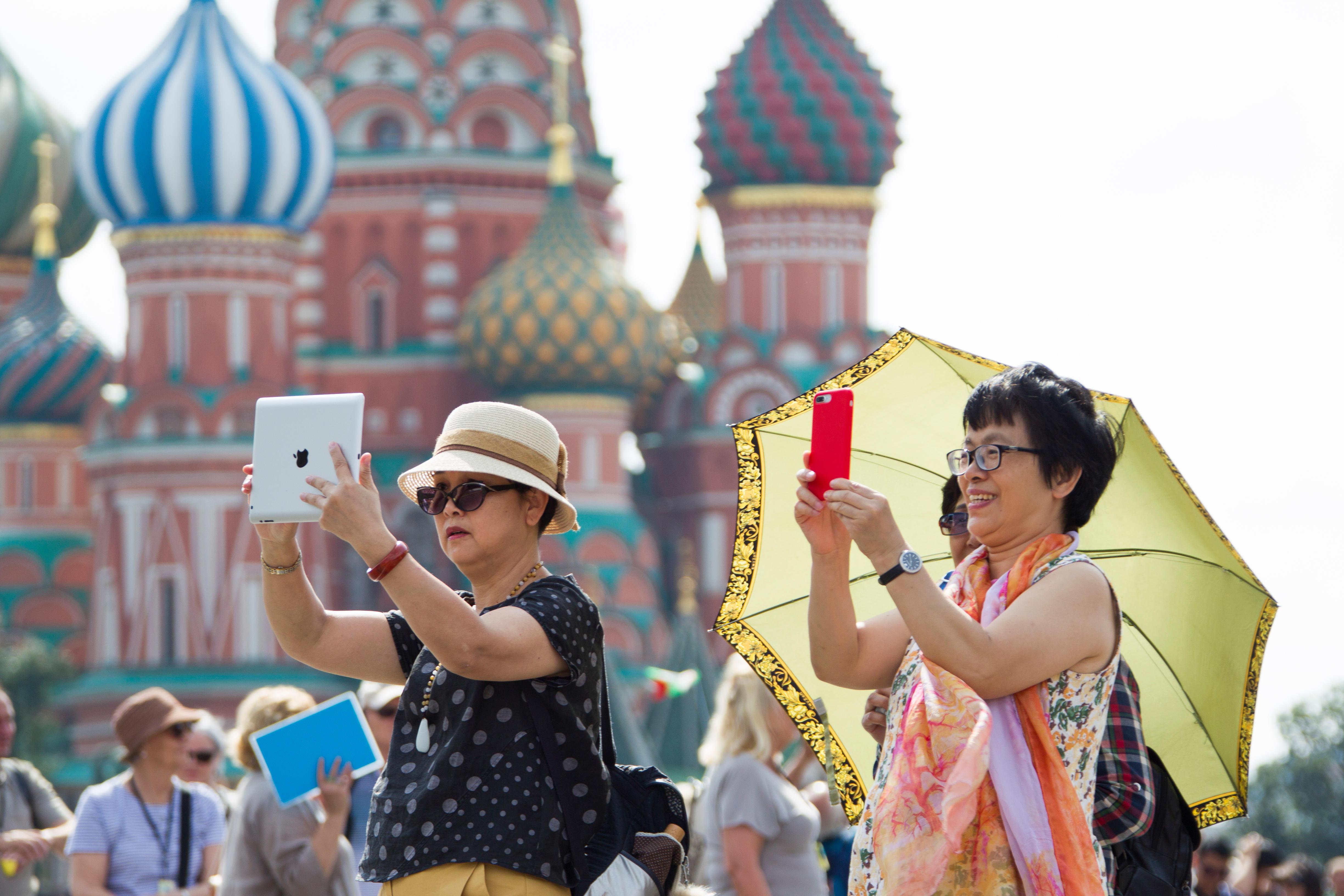 1 раз китай. Китайские туристы в Москве 2023. Китайские туристы в Москве. Китайские туристы на красной площади. Китайцы в Москве.