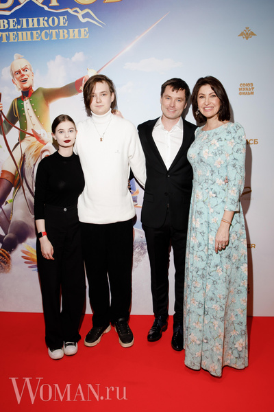 Анастасия Макеева и Роман Мальков с сыном и его девушкой