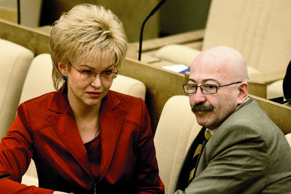 Артист состоял в партии «Единая Россия» с 2003 по 2005 год. На фото – с депутатом Татьяной Яковлевой на пленарном заседании в Госдуме, 16 апреля 2004 года