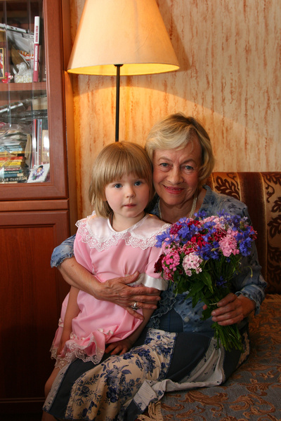 Еще одна квартира и дача: актриса Назарова работала до последнего, чтобы внучка не знала бедности