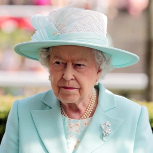 Вон из дворца: простой жест, который никогда нельзя использовать при Королеве (вы делаете это каждый день)