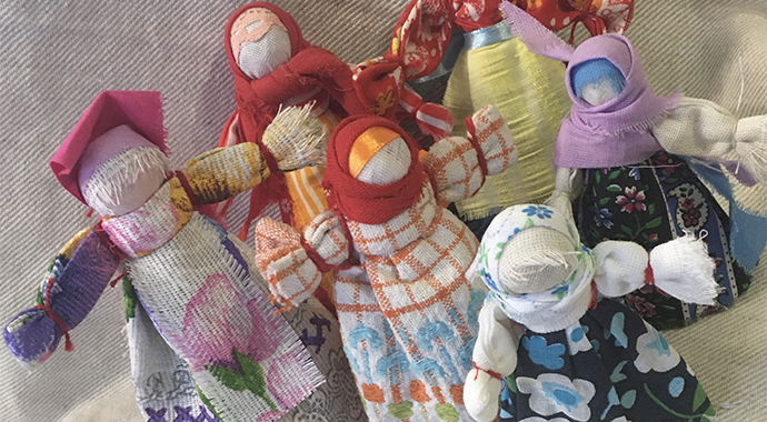 Игра в куклы помогает найти связь с собой и мирозданием