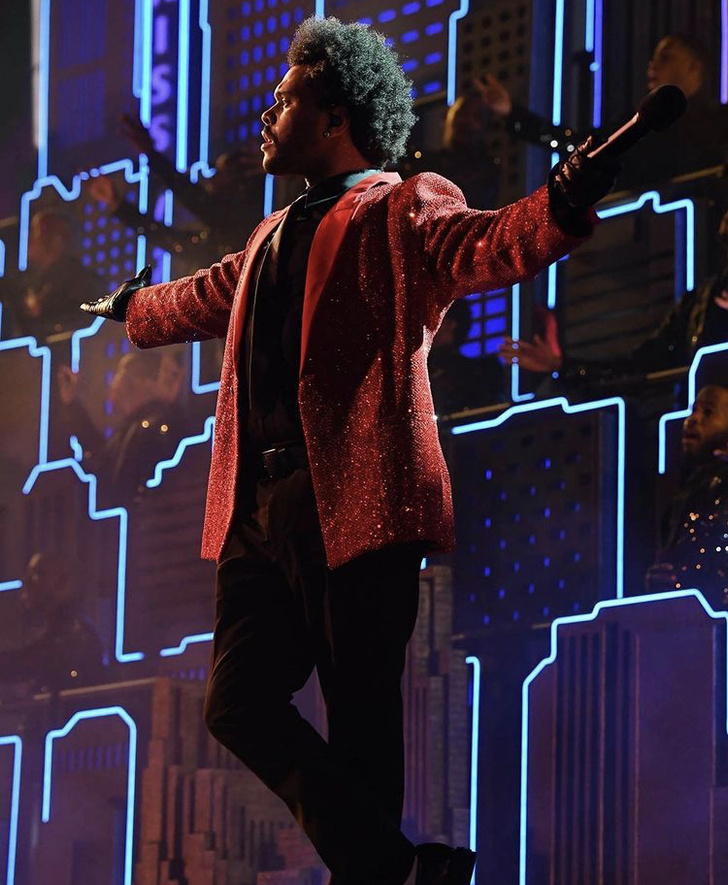 Алый пиджак Givenchy со стразами и 7 миллионов долларов: выступление The Weeknd на Суперкубке-2021