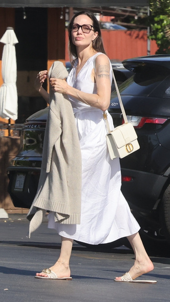 Анджелина Джоли нашла идеальное летнее платье для прогулки в Лос Фелисе
