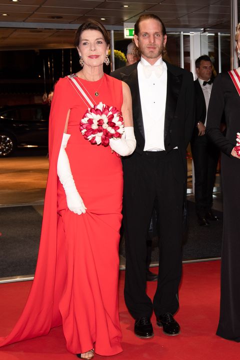 Королева Летиция повторила образ Меган Маркл в красном платье Stella McCartney и бриллиантовых серьгах-люстрах