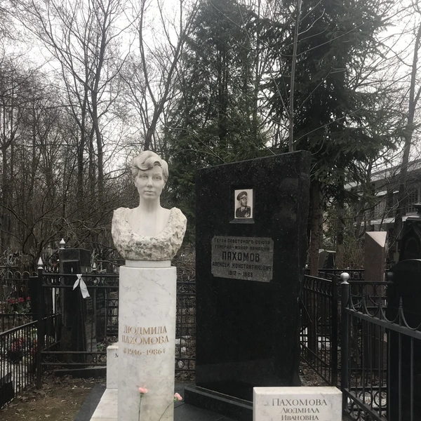 Самые шикарные и богатые памятники знаменитостям: кладбища, где находятся, кто автор, Ваганьковское кладбище, Абдулов, Джуна, Листьев, Высокий, Есенин, спортсмены | Источник: Татьяна Карпова