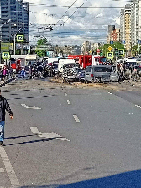 Самосвал снес 16 автомобилей, 14 человек и двое детей пострадали: массовое ДТП в Санкт-Петербурге