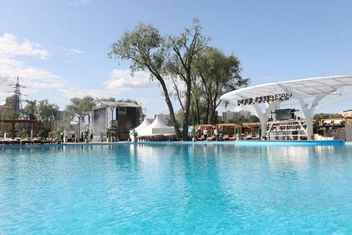 Водный волейбол, квест-игры, спортивные тренировки: в пляжном клубе Dream Beach Club на «Острове Мечты» каждую неделю будет проводиться развлекательная программа