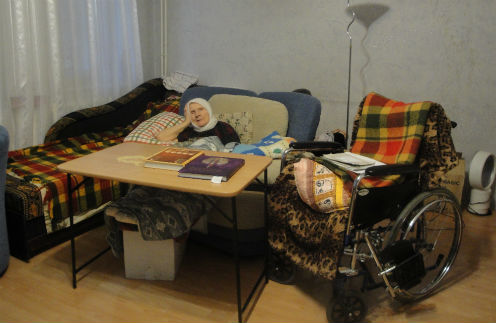 Учительница Юрия Гагарина не была на улице три года. В ее доме нет лифта, на балкон инвалидное кресло не помещается