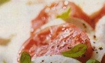 Салат с помидорами и моцареллой