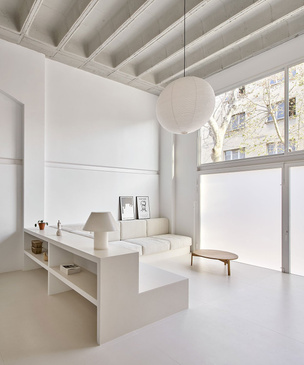 Белым по белому: минималистская квартира в Барселоне
