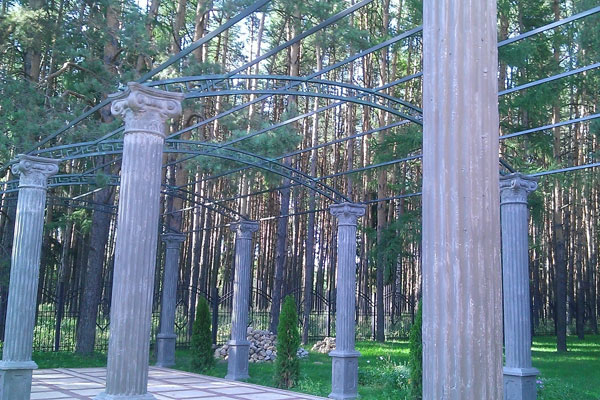 Часть парка украшена античными колоннами
