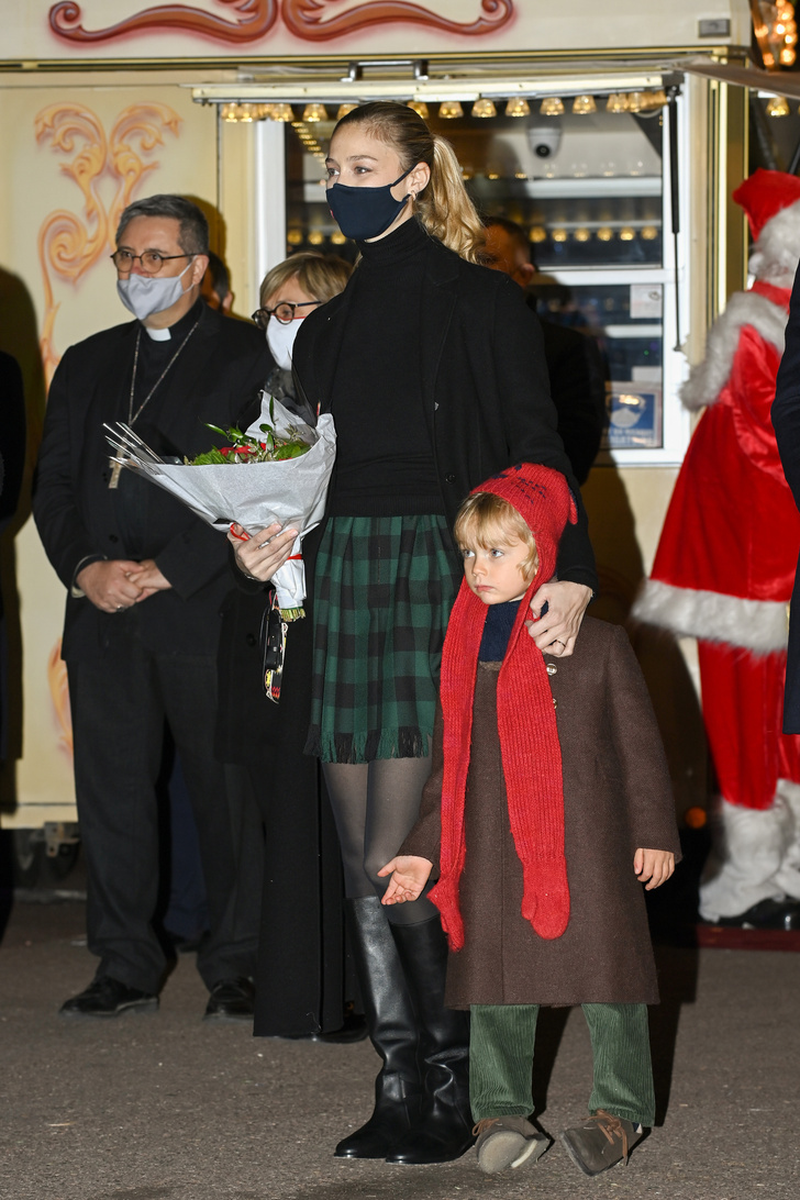 Юбка-шотландка, которую принцесса Монако Беатрис Борромео приготовила для Рождества