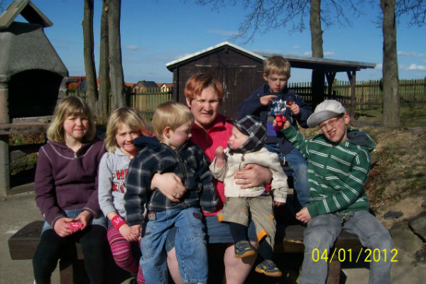 Последняя встреча мамы и детей, апрель  2012 года (слева направо): Маша – 7 лет,  Анджелина – 6 лет, Давид – 3 года, Андрей –  год и 4 месяца, Виктор – 5 лет, Илья – 10 лет