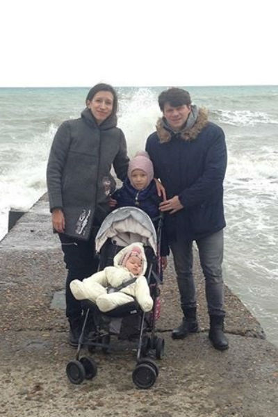 Елена Борщева с мужем и дочками - Мартой и Умой