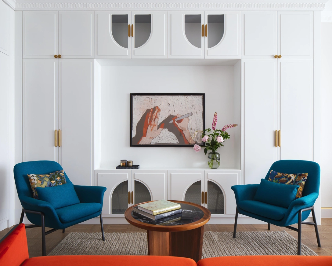 Гостиная. Краска, Little Greene. Встроенная мебель изготовлена по эскизам дизайнера. Столик, MZGF. Кресла, Camerich. Картина Луизы Жакпаевой. Текстиль, Divine. | Источник: Дамир Отеген