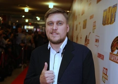Александр Незлобин: «Боюсь момента, когда жена превратится в кореша. Спать с ней будет не по-пацански»