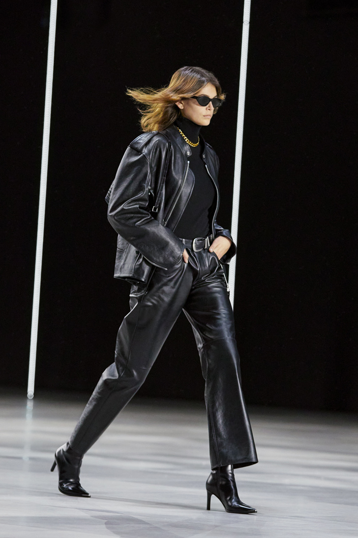 Широкие джинсы, пайетки, черные водолазки и другие элементы гардероба современной парижанки в коллекции Celine