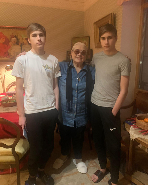 Фото №1 - Мария Шукшина показала редкое фото своих сыновей-близнецов от миллионера