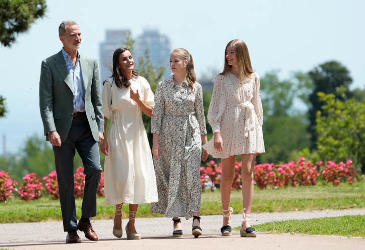 «Крестьянское» льняное платье + соломенные танкетки: королева Летиция со своими дочерьми в Мадриде