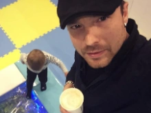 Алексей Чадов перестал скрывать лицо сына