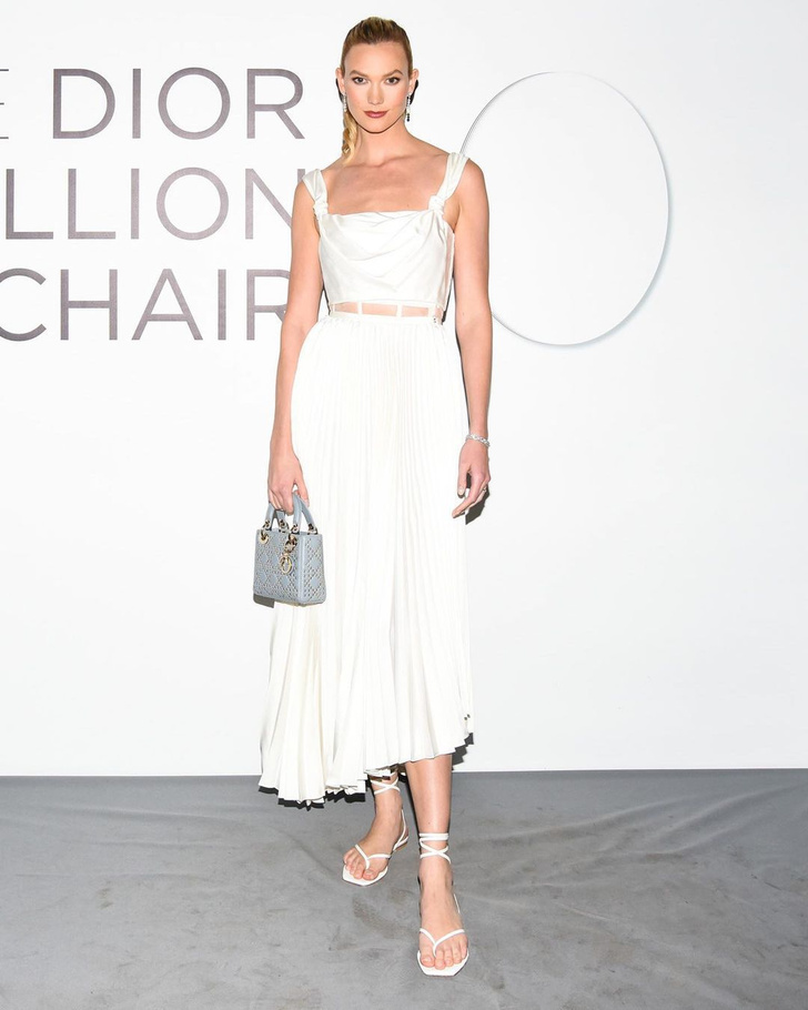 Как стать принцессой: модель Карли Клосс в белом платье на выставке Dior