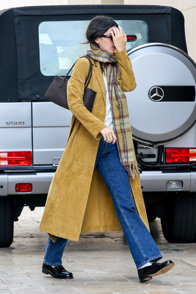 Хочу как Кендалл Дженнер: модные образы с джинсами на зиму 2022-2023