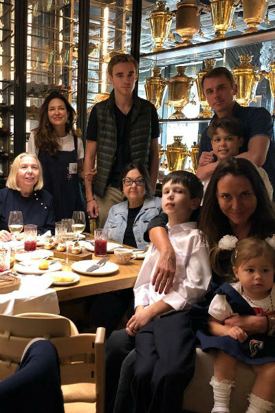 Екатерина Климова и Игорь Петренко на ужине с детьми, родными и друзьями