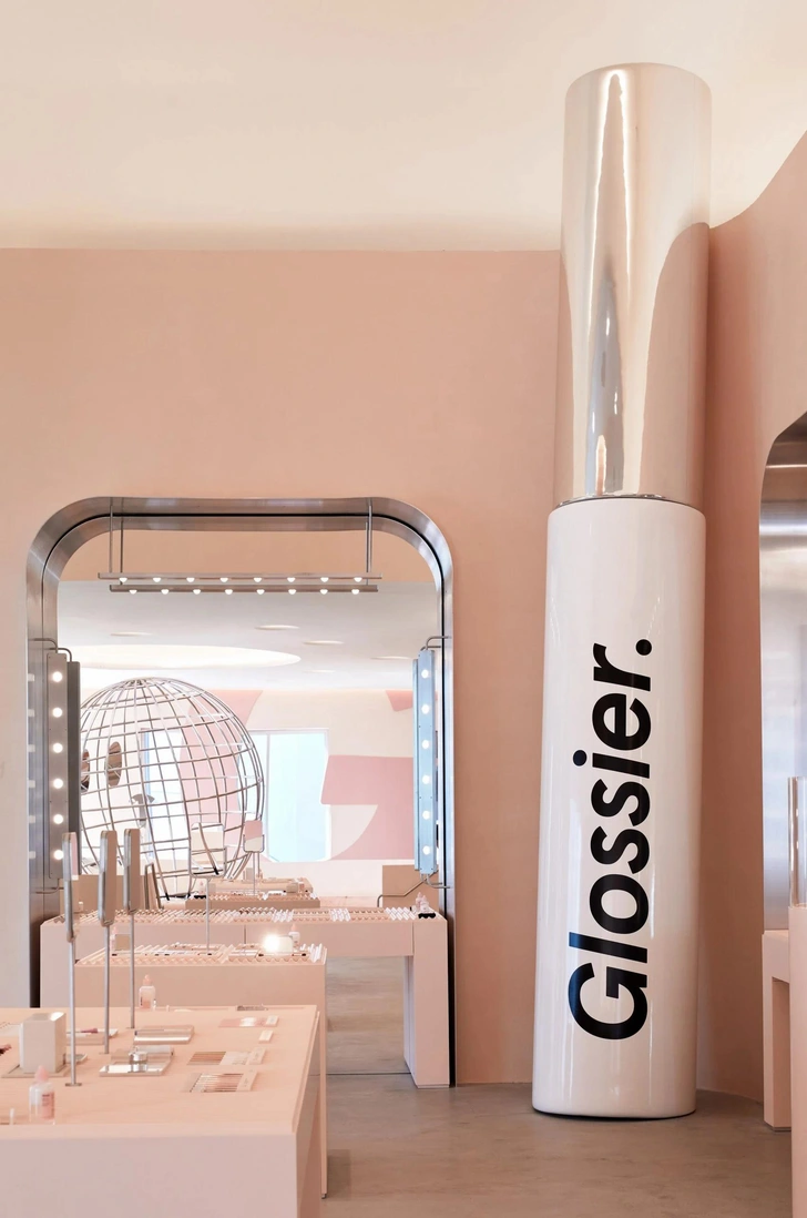 Розовый бутик косметики Glossier в Лос-Анджелесе