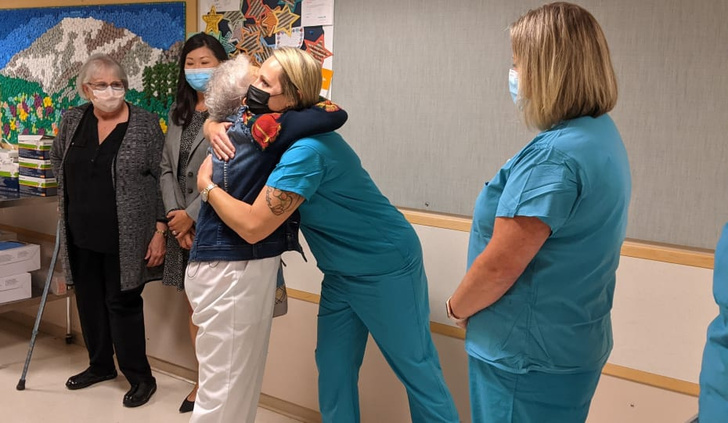 96-летняя медсестра решилась выйти на пенсию после 70 лет работы