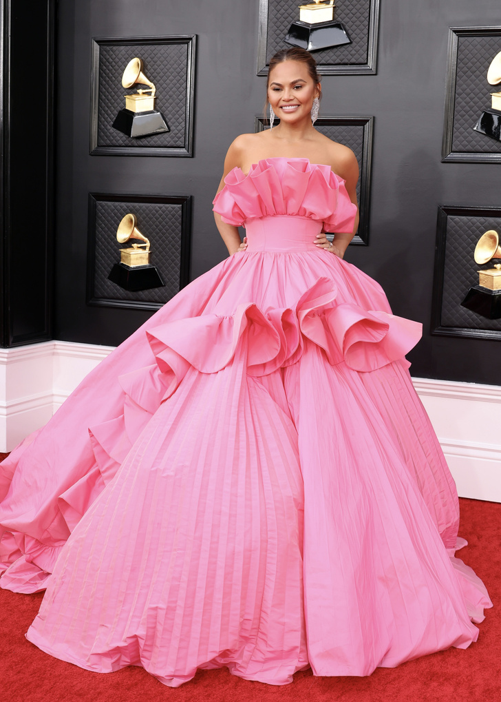 Розовое платье, достойное легенды, — у топ-модели Крисси Тейген на «Грэмми-2022»