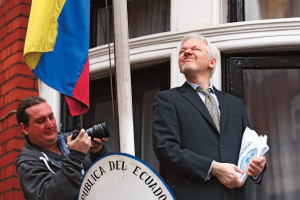 Джулиан Ассанж скрывается в посольстве Эквадора с июня 2012-го