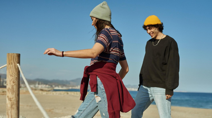 «Дочь одевается как оборванка»: почему молодежь ходит в мешковатой рваной одежде