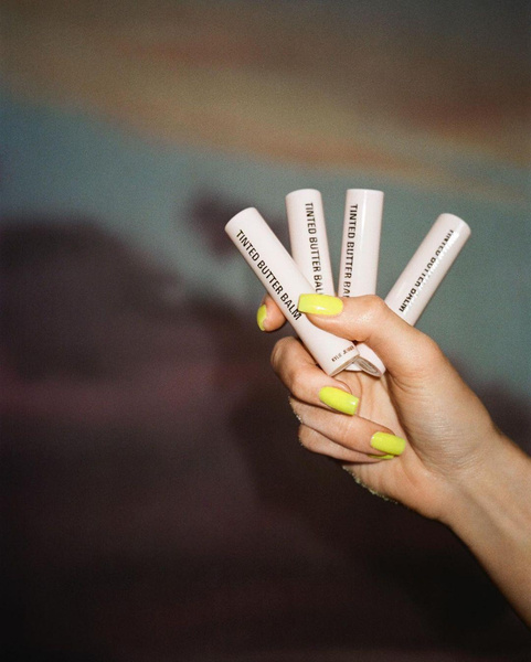 Неоновый маникюр: Кайли Дженнер показала самый модный и яркий цвет ногтей на лето 2023